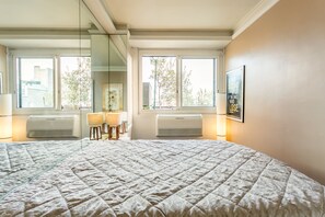 1 bedroom, desk, iron/ironing board, free WiFi - Eiffel Tower Apartment with Terrace (Paris)