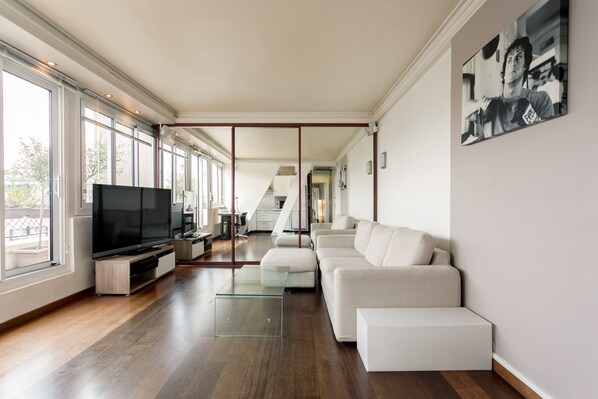 Smart TV, fireplace, printers - Eiffel Tower Apartment with Terrace (Paris)