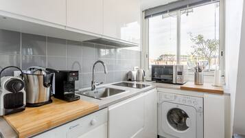 Réfrigérateur, micro-ondes, four, plaque de cuisson