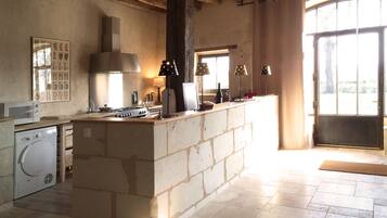 Een koelkast, een microgolfoven, een oven, een kookplaat