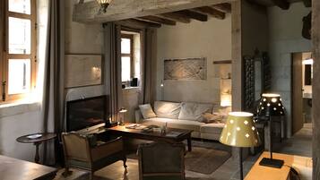 Televisie, een dvd-speler, boeken en een stereo