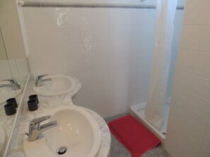 Ducha, artículos de higiene personal ecológicos y secador de pelo