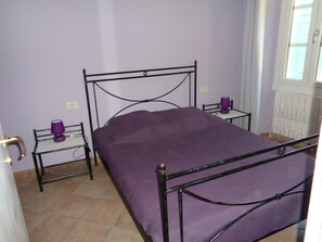 1 camera, ferro/asse da stiro, lenzuola