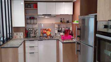 KĂŒhlschrank, Mikrowelle, Ofen, Herdplatte