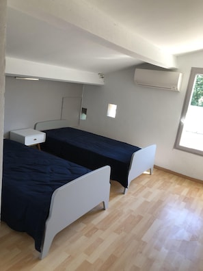 3 slaapkamers, een strijkplank/strijkijzer, gratis wifi, beddengoed