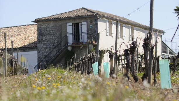 A stone building with a balcony and a staircase leading to a door. - Winetourism in the heart of Bordeaux (Margueron)