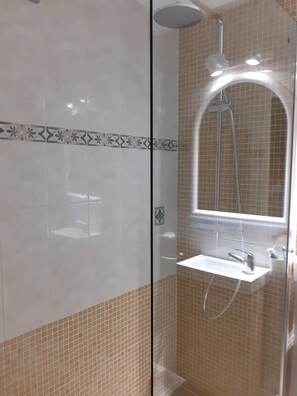 Ensemble baignoire-douche, séchoir à cheveux, papier de toilette