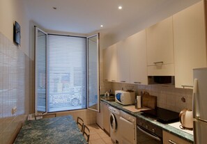 Kühlschrank, Mikrowelle, Ofen, Geschirrspüler