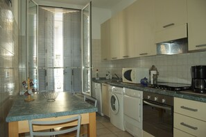 Kühlschrank, Mikrowelle, Ofen, Geschirrspüler