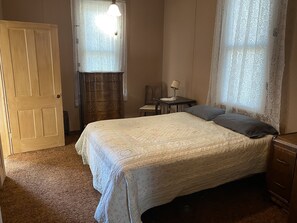 3 bedrooms, desk, bed sheets
