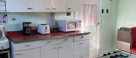 Réfrigérateur, four à micro-ondes, un four, surface de cuisson