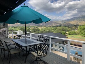 Outdoor dining - 12 acre Ranch with Pickle Ball with lights, Pool, Jacuzzi views and Cows (Springville)