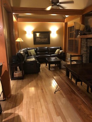 Smart TV, chimenea, reproductor de DVD, libros
