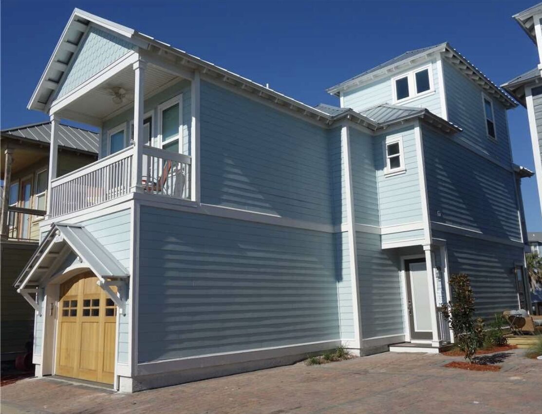 4 bedroom 2.5 bath cottage with boat dock. 100 yards to the beach.