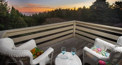 Writer's Retreat or Romanic Getaway? (31+ days only) Month Long Vacation Rental