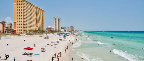 En la playa y camastros