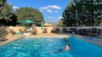 Una piscina al aire libre, una piscina climatizada