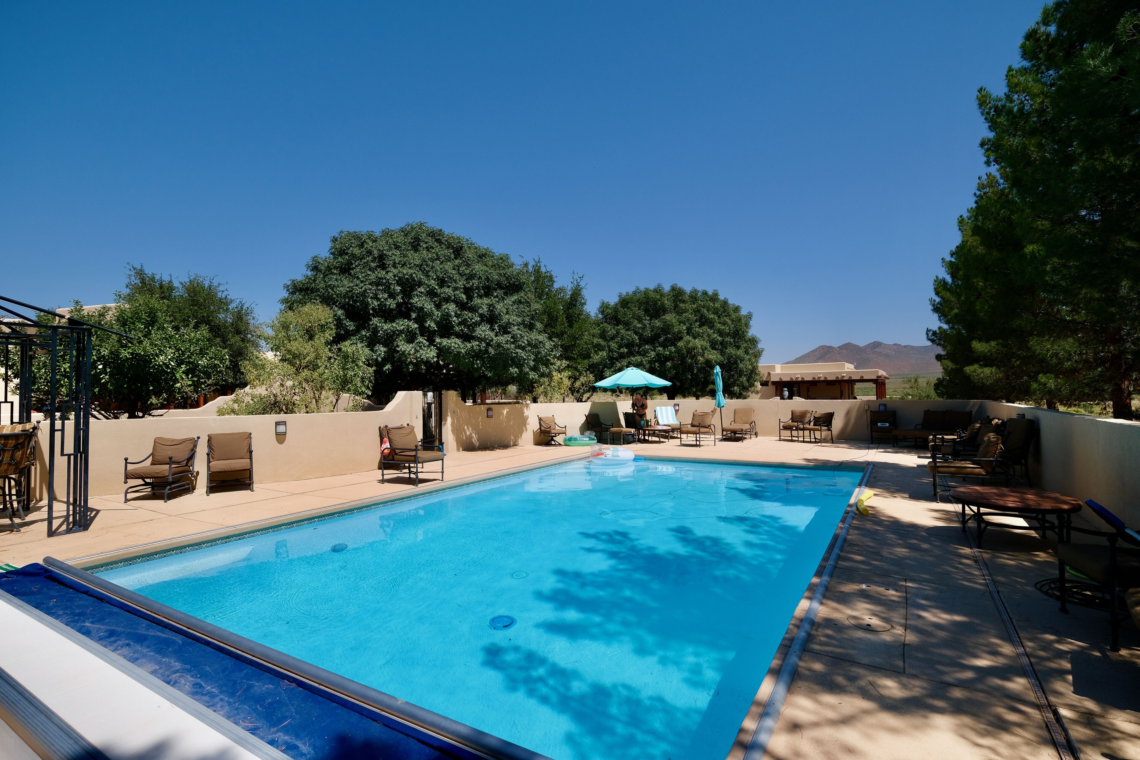 Utendørsbasseng og et oppvarmet basseng