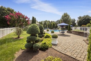 Pool - Luxurious 4BR, Private Pool, Heated Spa-Open Year-Round, Near Downtown! (Frederick)