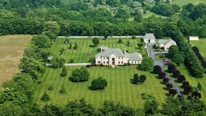 Una finca extensa amb una casa principal, una casa de convidats i un jardí ben cuidat.
