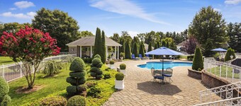 4BR Cottage:  Pool, Near Downtown, Heated Spa-Open Year Round, On-site Masseuse!