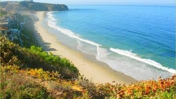 Perto da praia, espreguiçadeiras, toalhas de praia