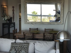 Televisor, llibres i biblioteca musical 