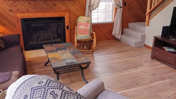 Fernseher, Kamin, Bücher