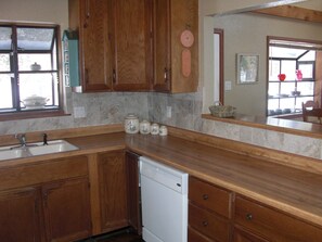 Fridge, microwave, oven, stovetop - Summer is around the corner!  Book now for your 15% Summer in Ruidoso Discount, (Ruidoso)