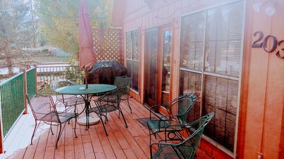 Cute and Cozy Chalet Style Cabin Family and Pet friendly. Wild life abundant.