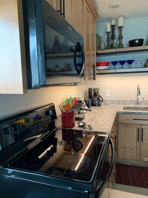 Fridge, microwave, oven, stovetop - The Summer House (Slaughter Beach)