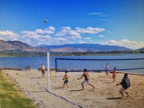 Sun loungers, beach towels - Lakefront Home - Private beach in Osoyoos Cottages (Osoyoos)