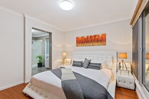 Bulla Lodge | Premium bedding, individually decorated, individually furnished, desk - Bulla Hill Villas- Melbourne Airport (Bulla)