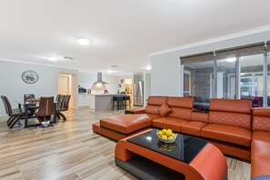 Deluxe huis, 6 slaapkamers (Bulla Lodge) | Woonkamer | Een 55-inch flatscreentelevisie met kabelzenders en televisie