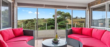 Casa Premium, 6 habitaciones, para no fumadores, vista al valle (Bulla Hill) | Sala de estar | Televisión de pantalla plana de 55 pulgadas con canales por cable