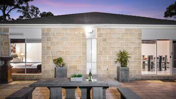 House, 5 Bedrooms | Terrace/patio