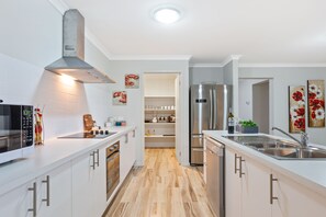 Deluxe huis, 6 slaapkamers (Bulla Lodge) | Privékeuken | Een koelkast met diepvriezer, een microgolfoven, een oven, een kookplaat