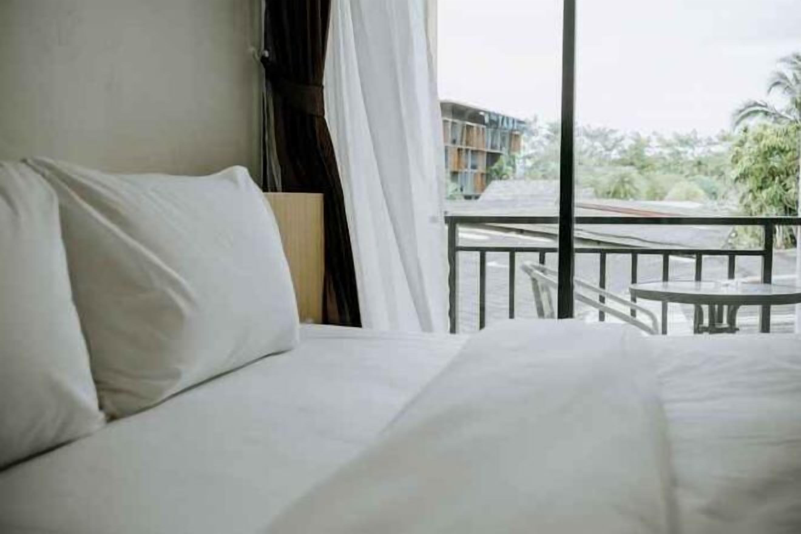 Escrivaninha, cortinas blackout, quartos à prova de som