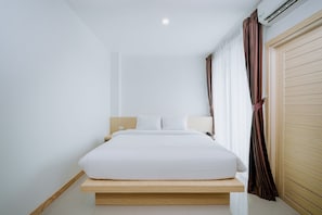 Deluxe Room with Mountain View  | Desk, blackout drapes, soundproofing, iron/ironing board