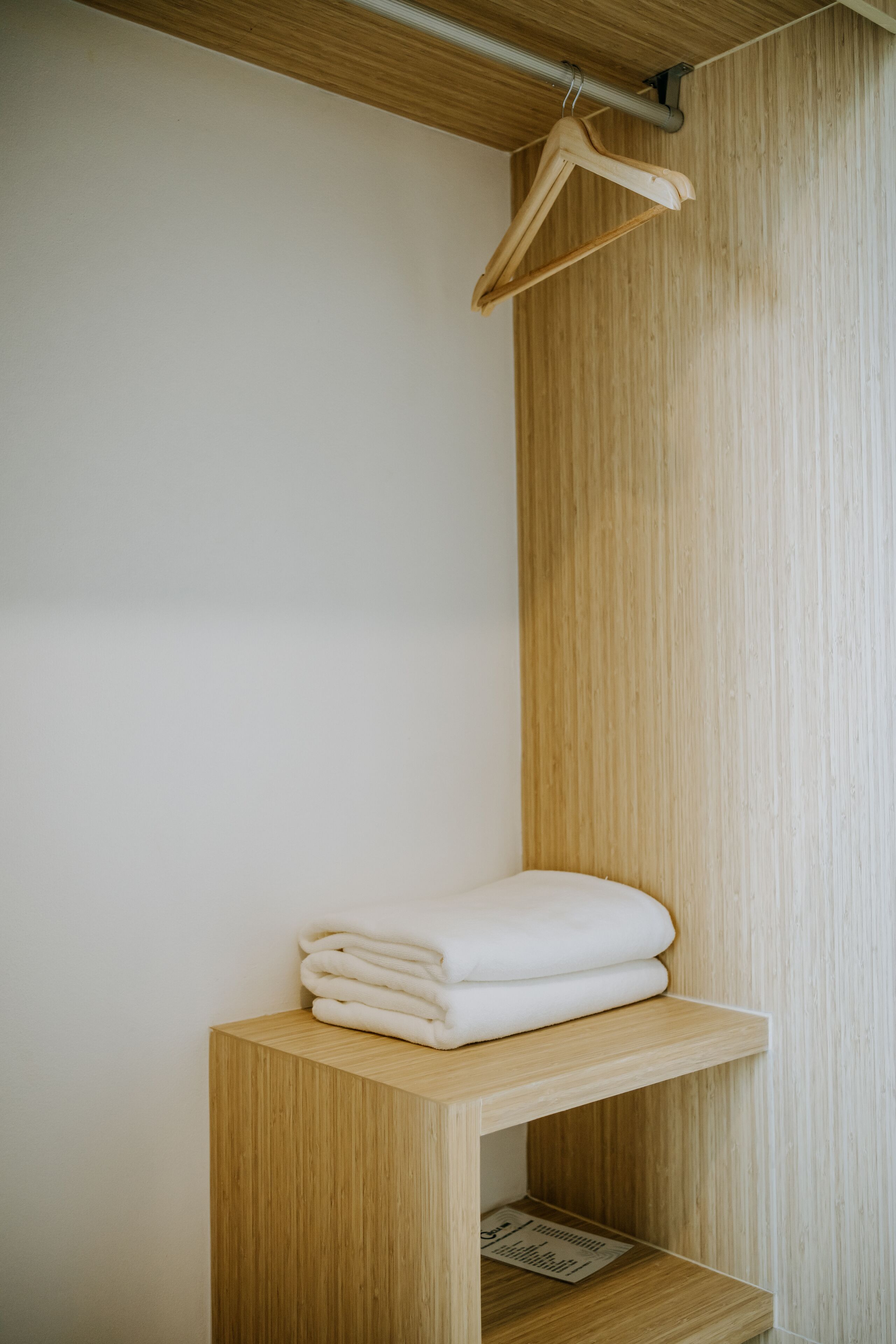 Escritorio, cortinas blackout y sistema de insonorización 