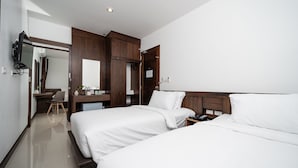 A hotel room with two beds, a desk, a chair, a wardrobe, and a mirror. - Circle Inn Ao Nam Mao (Krabi)