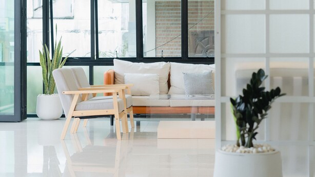 A modern interior with a sofa, a wooden table, and a potted plant. - Circle Inn Ao Nam Mao (Krabi)