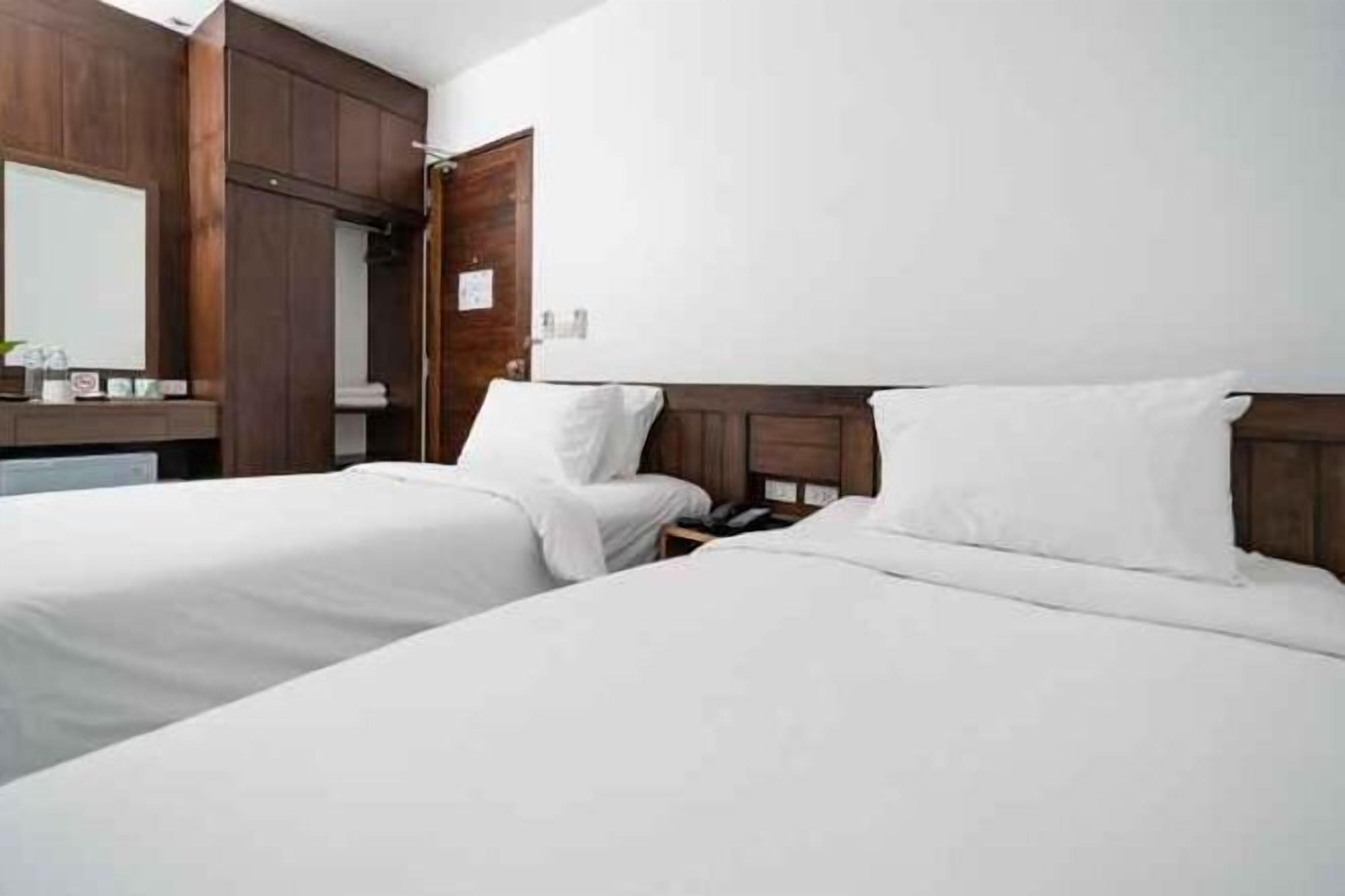 Escrivaninha, cortinas blackout, quartos à prova de som