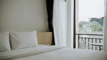 Deluxe Room with Mountain View | 書桌、遮光窗簾/窗簾、隔音、熨斗/熨衫板