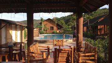 Breakfast, lunch, dinner served; local and international cuisine