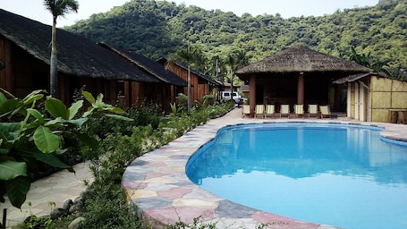 Außenpool, geöffnet von 07:30 Uhr bis 23:00 Uhr, Liegestühle. Calayo Beach Resort