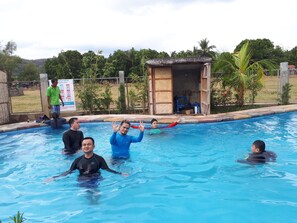 Een buitenzwembad, open van 07.30 uur tot 23.00 uur, en ligstoelen