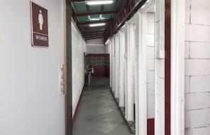 Ducha, artículos de tocador gratuitos, toallas