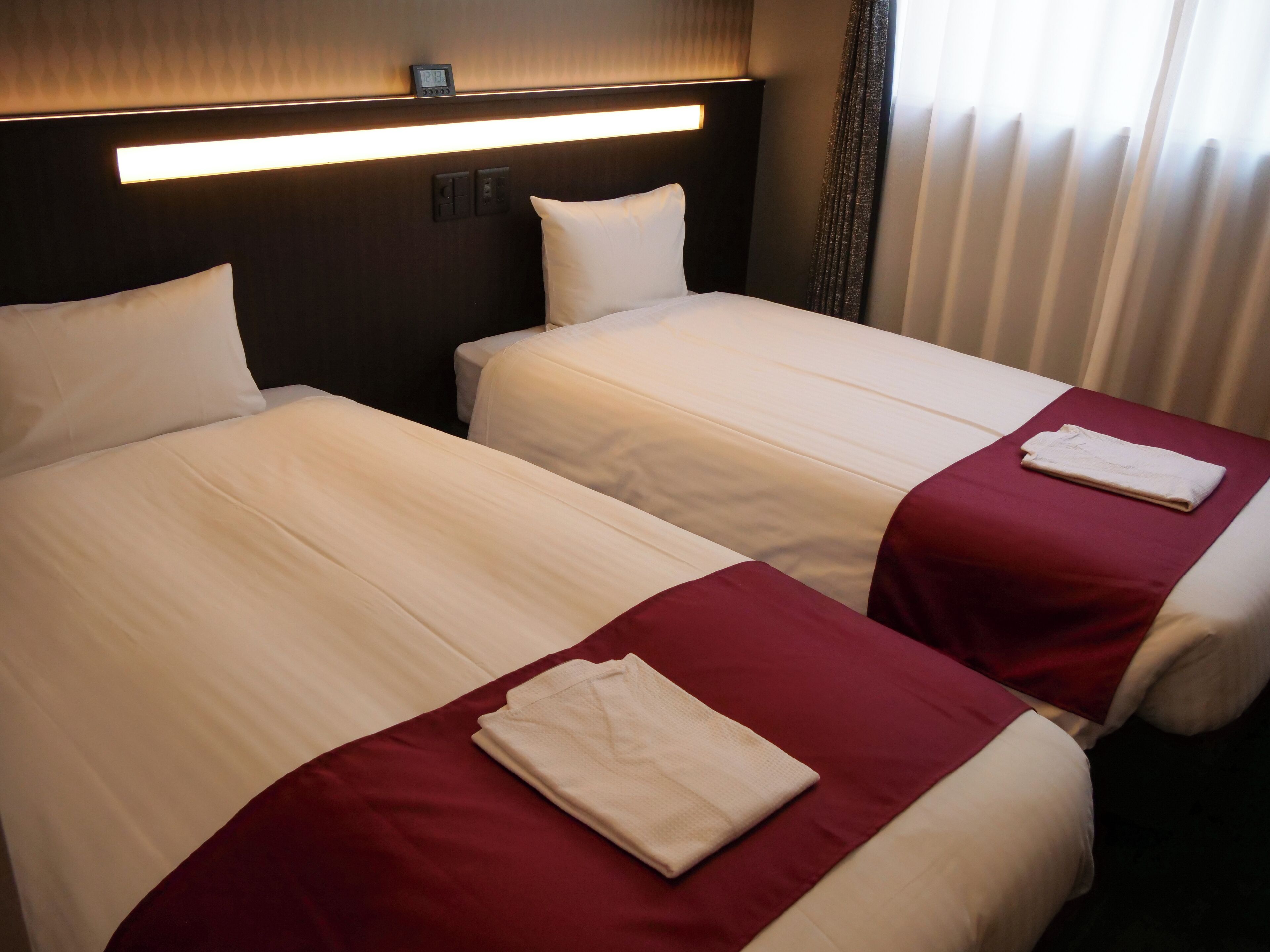 Tomannsrom – standard | Dundyner, skrivebord, blendingsgardiner og lydisolert