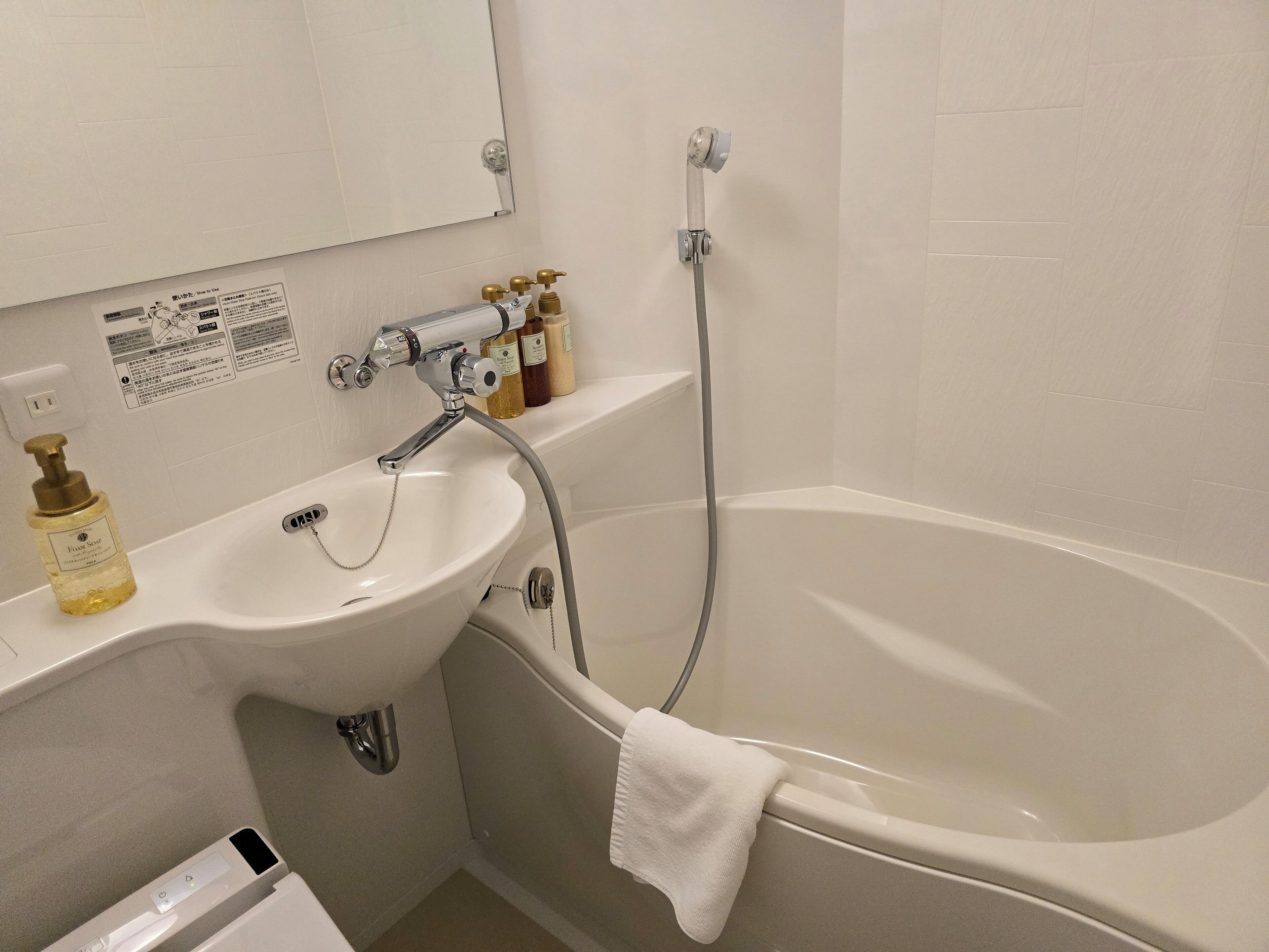 combined shower/bathtub, free toiletries, hair dryer, slippers